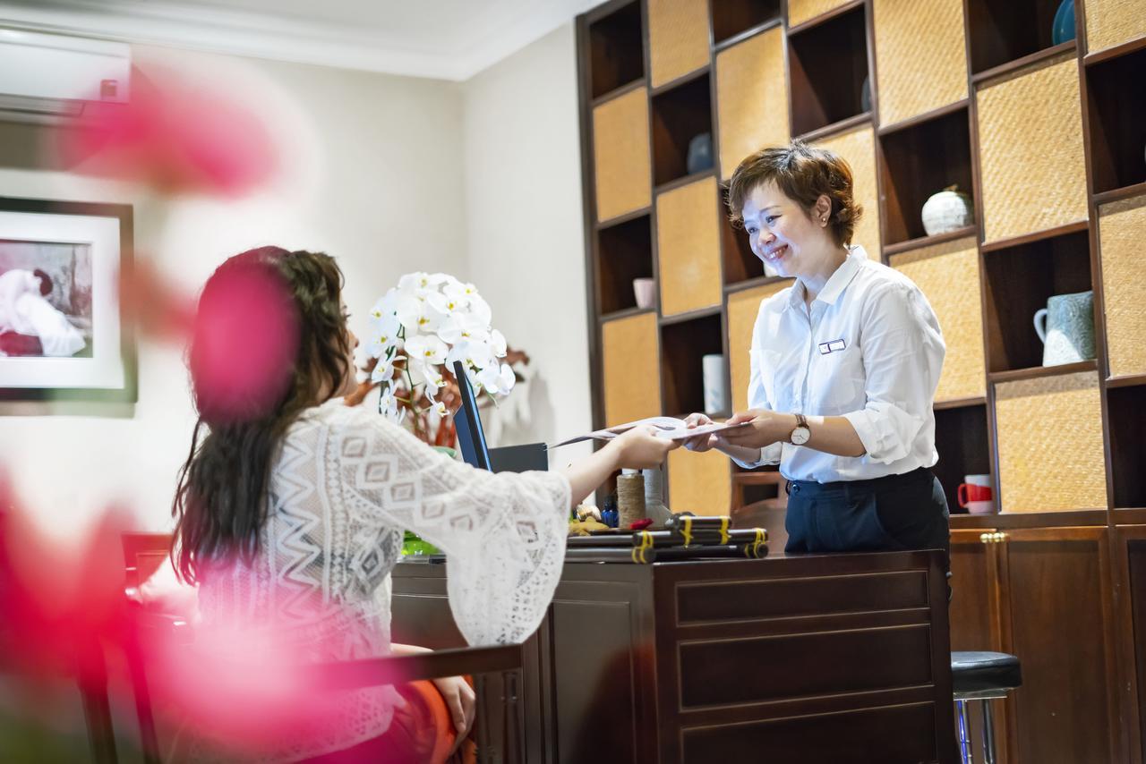 Little Riverside Hoi An . A Luxury Hotel & Spa Buitenkant foto A guest checking in at the hotel
