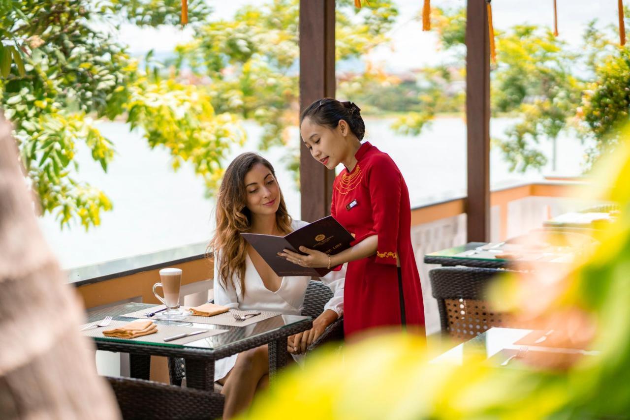 Little Riverside Hoi An . A Luxury Hotel & Spa Buitenkant foto A Vietnamese waitress serving a guest