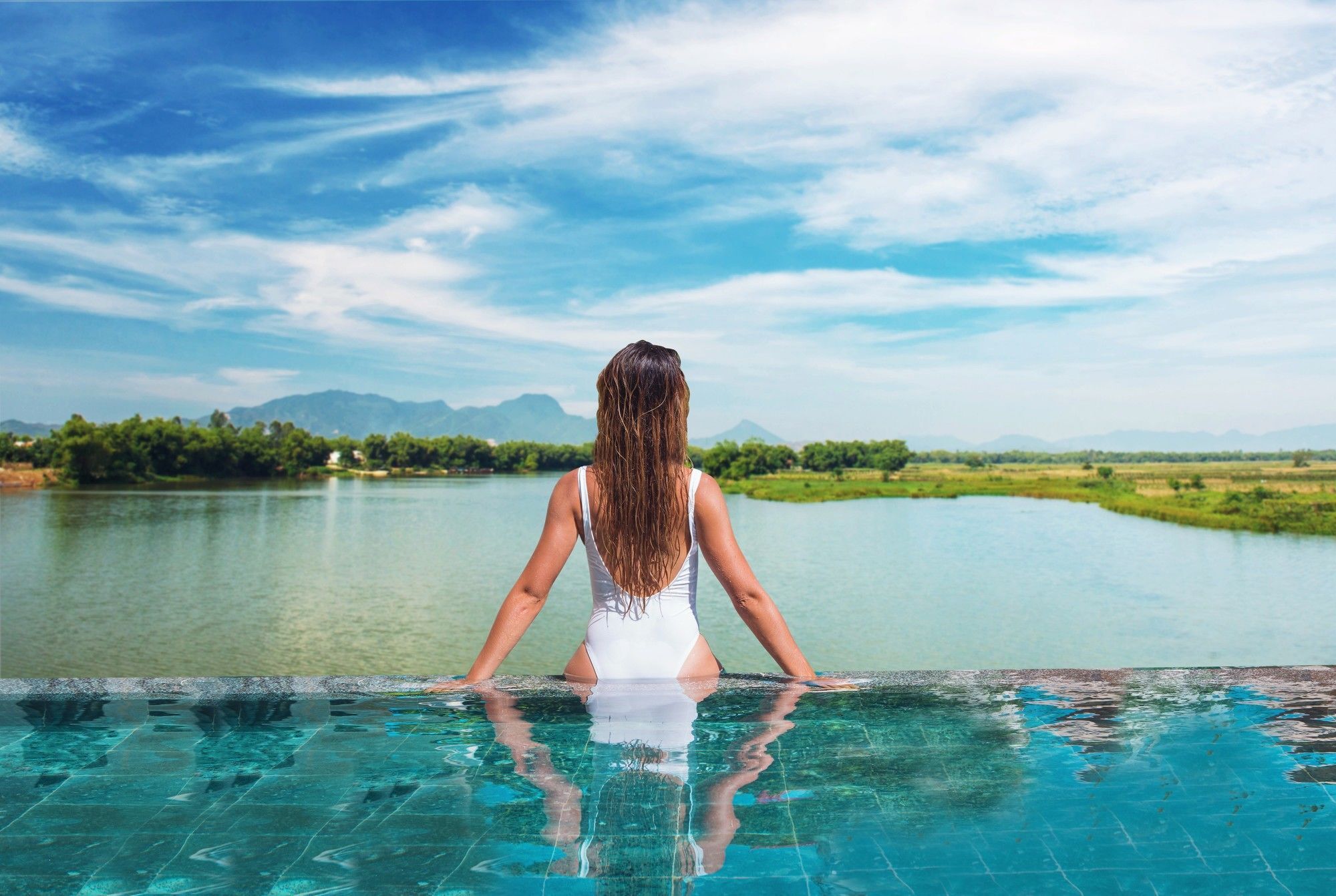 Little Riverside Hoi An . A Luxury Hotel & Spa Buitenkant foto A woman in a swimsuit